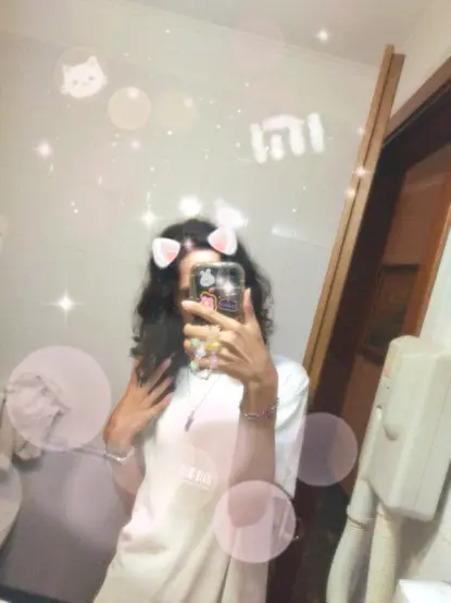 Selfie specchio nel bagno con le decorazioni software Xiaomi