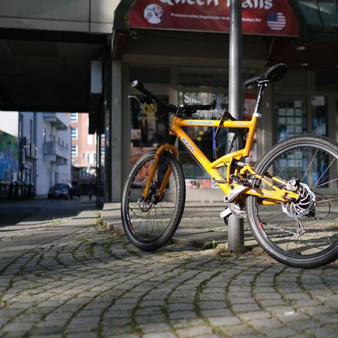 Mountainbike in der Sonne am Asmus-Bremer-Platz