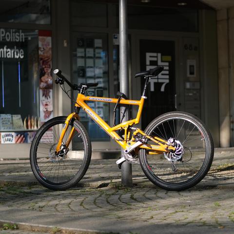 Das Mountainbike mit dem 50 Millimeter Objektiv fotografiert. Der Hintergrund ist in etwa die Fensterfront im Erdgeschoss