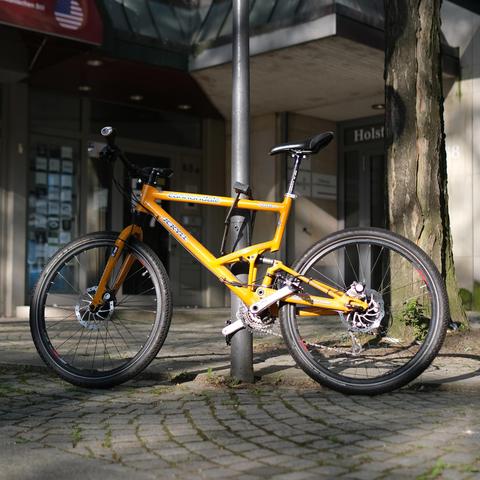 Das Mountainbike mit dem dreiundzwanzig Millimeter Objektiv fotografiert. Der Hintergrund zeigt jetzt auch das Vordach und reicht bis in den 1. Stock.