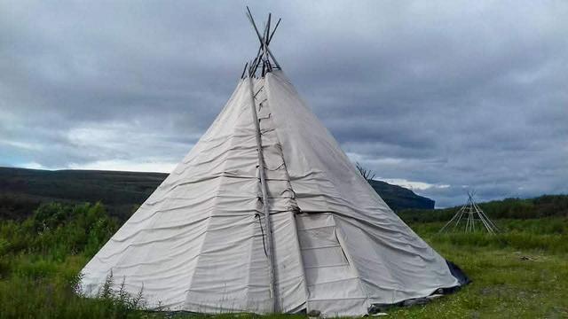 Habitation traditionelle samie (en forme de « tipi »), dans le comté de Troms en Norvège.
