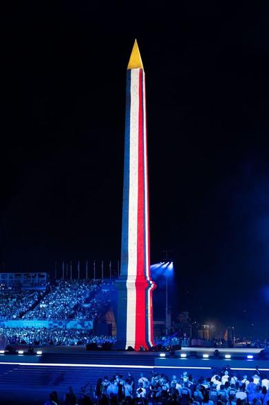 Photographie de l’obélisque de la Place de la Concorde à Paris pendant la cérémonie d’ouverture des Jeux Paralympiques de Paris 2024.