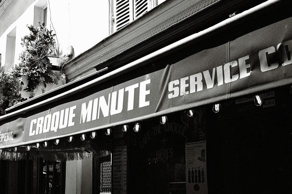 Marquee with the text "Croque Minute"