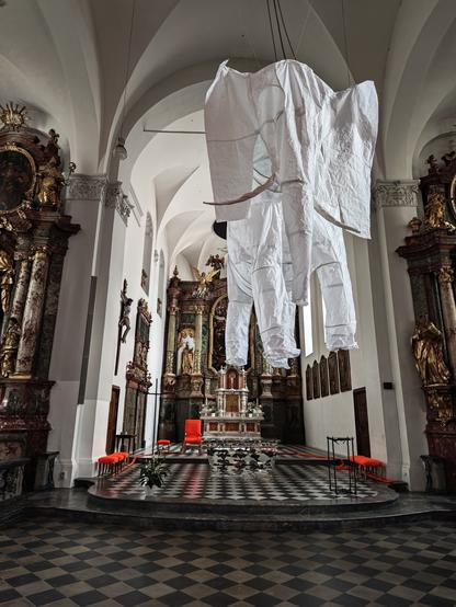 In der Vierung einer Kirche schwebt ein weißer Elefant.