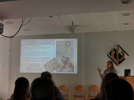 Essi Varis esitteli tutkimuksiaan kirjoitusjumista.