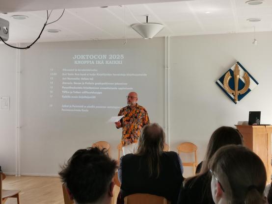 Juri Nummelin puhui pitkästä ja runsaasta urastaan kirjallisuuden parissa.