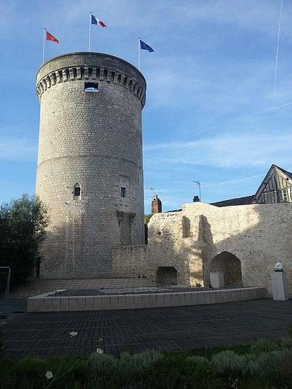 Château à #Vernon (#Eure) Tour sud de l'ancienne enceinte : inscription par arrêté du 31 mars 1926.
Suite 👉 https://monumentum.fr/monument-historique/pa00099616/vernon-chateau
#Patrimoine #MonumentHistorique
Photo CC-BY-SA 4.0 : Popolon