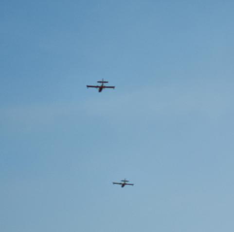 2 canadairs dans le ciel