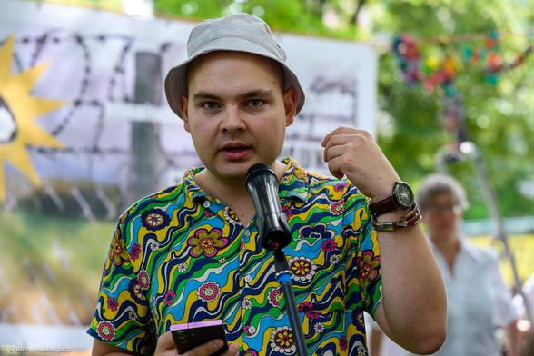 Andrej Deserteur aus Russland spricht bei einem Konzert des Protestorchesters Lebenslaute am Denkmal für den unbekannten Deserteur, Potsdam, 09.08.2025