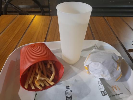 Plateau de macdo avec frites et 50cl d'eau gazeuse
