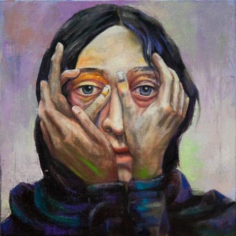 Unblinking (2025): Ein quadratisches Ölgemälde zeigt ein frontales Porträt einer Person mit hellen, leicht geröteten Augen, die direkt in die Betrachtung blickt. Zwei große Hände liegen von unten an den Wangen und umrahmen das Gesicht; ein Finger drückt das rechte Lid minimal nach oben, sodass der Blick “unblinzelnd” offen bleibt. Die Haut ist in warmen Beige-, Ocker- und Rosétönen modelliert; unter den Augen liegen rötliche Schatten, die Müdigkeit andeuten. Um die Lider schimmern Gelb- und Orangeakzente. Das dunkle Haar fällt seitlich herab, der Hintergrund changiert weich zwischen Violett, Grau und kühlem Grün. Auf Händen und Kleidung liegen feine Farbreste in Grün und Blau, die wie Arbeitsspuren wirken. Die Pinselführung wechselt zwischen glatten Lasuren und sichtbaren, pastosen Strukturen; feine Kratzlinien schimmern im Hintergrund durch. Der Gesamteindruck: ein stilles, intensives Bild über Wachsamkeit, Verletzlichkeit und Entschlossenheit.