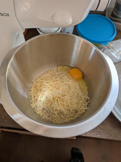 Klar! Hier ist ein einfaches Hundekeksrezept mit Käse, das viele Vierbeiner lieben:

Käse-Hundekekse 🐾🧀

Zutaten:

200 g Dinkelmehl (oder Vollkornmehl)

100 g geriebener Käse (z. B. Gouda, Cheddar oder Emmentaler – kein Blauschimmelkäse!)

1 Ei

3 EL Rapsöl oder Sonnenblumenöl

ca. 100 ml Wasser (nach Bedarf)


Zubereitung:

1. Backofen auf 180 °C Ober-/Unterhitze vorheizen.


2. Mehl und Käse in einer Schüssel mischen.


3. Ei und Öl hinzufügen, dann nach und nach Wasser einrühren, bis ein fester, gut formbarer Teig entsteht.


4. Teig ausrollen (ca. 0,5 cm dick) und mit kleinen Förmchen ausstechen (Knochen, Herzen o. ä.).


5. Auf ein mit Backpapier belegtes Blech legen.


6. Ca. 15–20 Minuten backen, bis die Kekse goldgelb sind.


7. Komplett auskühlen lassen und luftdicht aufbewahren.



💡 Tipp:
Für besonders knusprige Kekse den Ofen nach dem Backen ausschalten und die Kekse noch 30 Minuten bei geöffneter Tür nachtrocknen lassen.