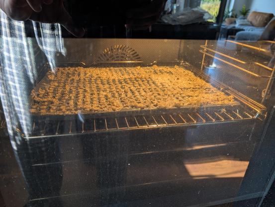 Klar! Hier ist ein einfaches Hundekeksrezept mit Käse, das viele Vierbeiner lieben:

Käse-Hundekekse 🐾🧀

Zutaten:

200 g Dinkelmehl (oder Vollkornmehl)

100 g geriebener Käse (z. B. Gouda, Cheddar oder Emmentaler – kein Blauschimmelkäse!)

1 Ei

3 EL Rapsöl oder Sonnenblumenöl

ca. 100 ml Wasser (nach Bedarf)


Zubereitung:

1. Backofen auf 180 °C Ober-/Unterhitze vorheizen.


2. Mehl und Käse in einer Schüssel mischen.


3. Ei und Öl hinzufügen, dann nach und nach Wasser einrühren, bis ein fester, gut formbarer Teig entsteht.


4. Teig ausrollen (ca. 0,5 cm dick) und mit kleinen Förmchen ausstechen (Knochen, Herzen o. ä.).


5. Auf ein mit Backpapier belegtes Blech legen.


6. Ca. 15–20 Minuten backen, bis die Kekse goldgelb sind.


7. Komplett auskühlen lassen und luftdicht aufbewahren.



💡 Tipp:
Für besonders knusprige Kekse den Ofen nach dem Backen ausschalten und die Kekse noch 30 Minuten bei geöffneter Tür nachtrocknen lassen.