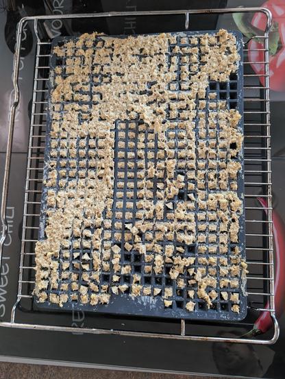Klar! Hier ist ein einfaches Hundekeksrezept mit Käse, das viele Vierbeiner lieben:

Käse-Hundekekse 🐾🧀

Zutaten:

200 g Dinkelmehl (oder Vollkornmehl)

100 g geriebener Käse (z. B. Gouda, Cheddar oder Emmentaler – kein Blauschimmelkäse!)

1 Ei

3 EL Rapsöl oder Sonnenblumenöl

ca. 100 ml Wasser (nach Bedarf)


Zubereitung:

1. Backofen auf 180 °C Ober-/Unterhitze vorheizen.


2. Mehl und Käse in einer Schüssel mischen.


3. Ei und Öl hinzufügen, dann nach und nach Wasser einrühren, bis ein fester, gut formbarer Teig entsteht.


4. Teig ausrollen (ca. 0,5 cm dick) und mit kleinen Förmchen ausstechen (Knochen, Herzen o. ä.).


5. Auf ein mit Backpapier belegtes Blech legen.


6. Ca. 15–20 Minuten backen, bis die Kekse goldgelb sind.


7. Komplett auskühlen lassen und luftdicht aufbewahren.



💡 Tipp:
Für besonders knusprige Kekse den Ofen nach dem Backen ausschalten und die Kekse noch 30 Minuten bei geöffneter Tür nachtrocknen lassen.