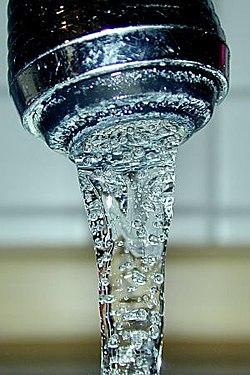 De l’eau potable du robinet, ici aérée par un robinet « mousseur ». wikimedia commons