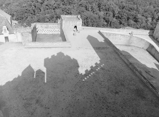 Ombre du donjon du château de Beynac sur les terrasses. Photo en noir et blanc
