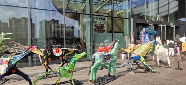 湖南少儿美术作品双年展
合作作品:彩绘雕塑《孙悟空放天马》