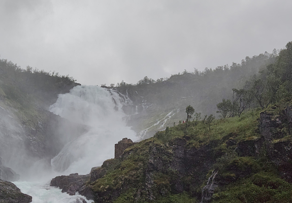 Huldra ved Kjosfossen. Dei har ikkje fått tak i ho enda!