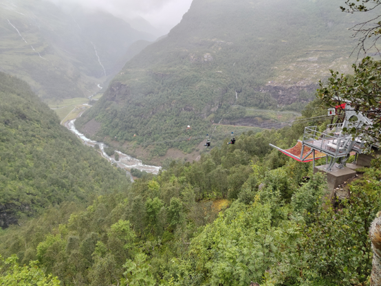 Ein gjeng som fer ned zip lina litt før oss.