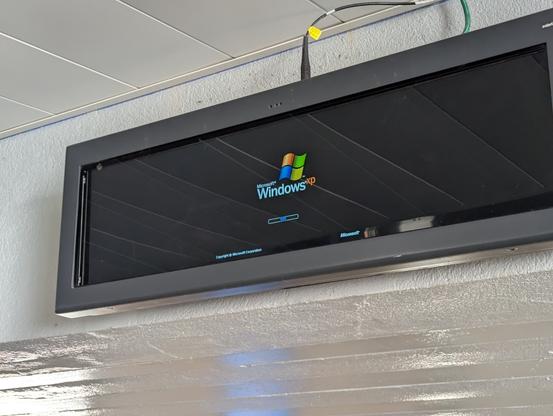 Un écran à la gare avec Windows XP