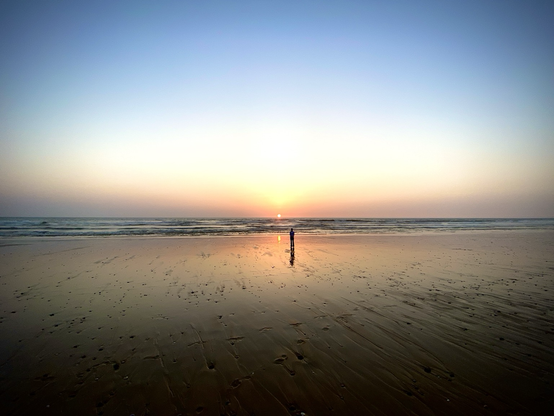 Sonnenuntergang mit Person im Hintergrund: Sunset with Person in the background