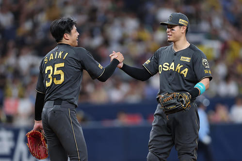 阪神対ヤクルト　ヤクルトに勝利し、握手を交わす阪神才木（左）と佐藤輝（撮影・前田充）
