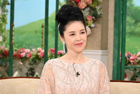 藤あや子、24歳下の夫＆2匹の保護猫とにぎやかな日々。最近自宅に来る猫からは驚きの“恩返し”