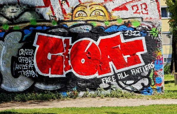 Frisches Graffito, die Farbe ist noch nass: GOAT (Grazer offenes Antifa Treffen)