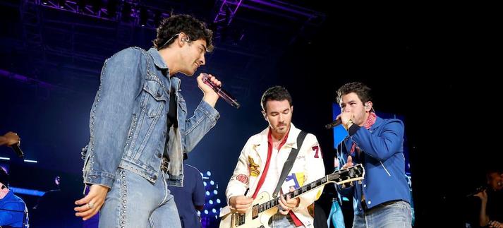 Joe Jonas, Kevin Jonas, y Nick Jonas, en uno de sus conciertos de 'JONAS20 Greetings From Your Hometown tour'. / Kevin Mazur
