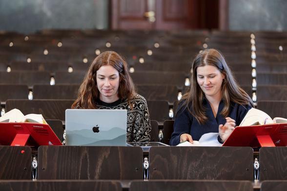 Aktuelle wie auch frühere Studierende könnten von der Neuregelung profitieren. Foto: Jürgen Gocke / Universität Freiburg