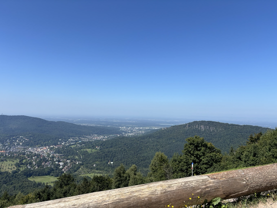 Blick vom Merkur Richtung Rheinebene, es ist dunstig bei strahlend blauem Himmel