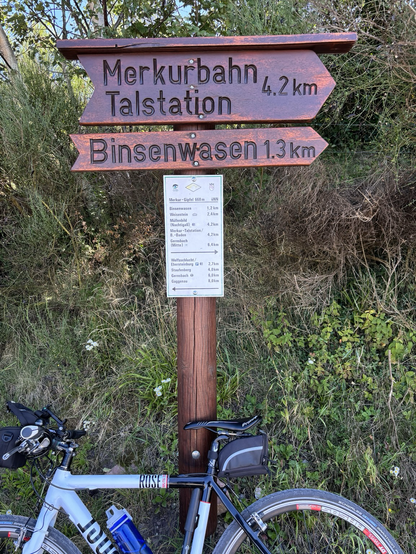 Schild am Gipfel mit meinem angelehntem Fahrrad