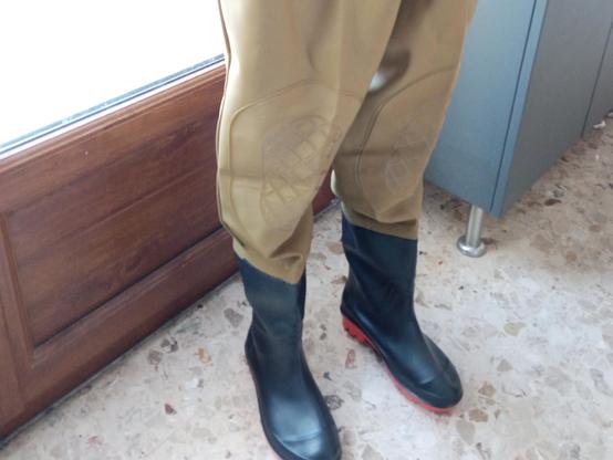Cuirasses de pêche de basse qualité, dans un appartement