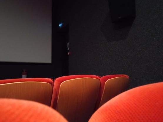 Fauteuils rouges dans un cinéma