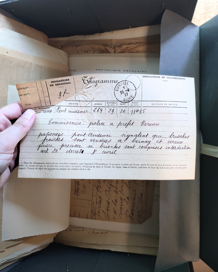 Télégramme manuscrit du commissaire de police de Pont-Audemer au Préfet constatant la vente de brioches chez les pâtissiers de Bernay et d’Évreux.