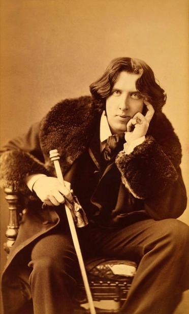 Oscar Wilde con su bastón en fotografía icónica