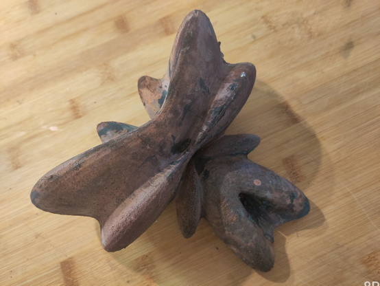 Ein schwarz kupfernes Objekt, einer altertümlichen Venus nicht unähnlich.