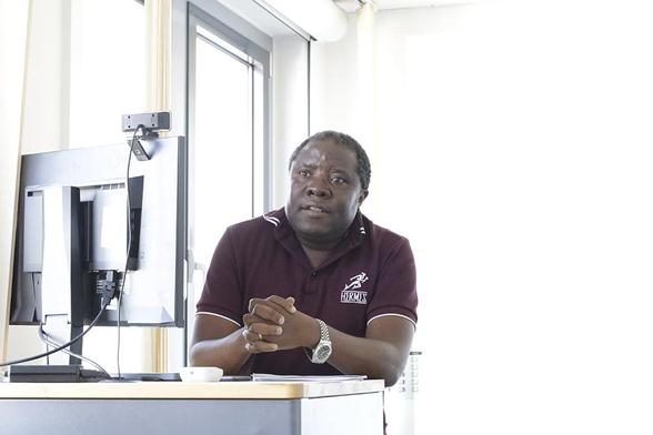 Dr. Nkouda am Rednerpult (Foto: P. Wittmann / IfL)