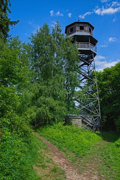Rozhledna panorama. Ocelová konstrukce s dřevěnou zastřešenou vyhlídkovou plošinou ve tvaru šestiúhelníku.