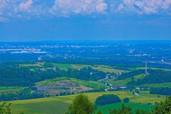 Pohled na část Ostravy, Novou Huť (Klementa Gottwalda ;-) ). Na kopci v popředí vpravo je rozhledna Okrouhlá ve Staříči.