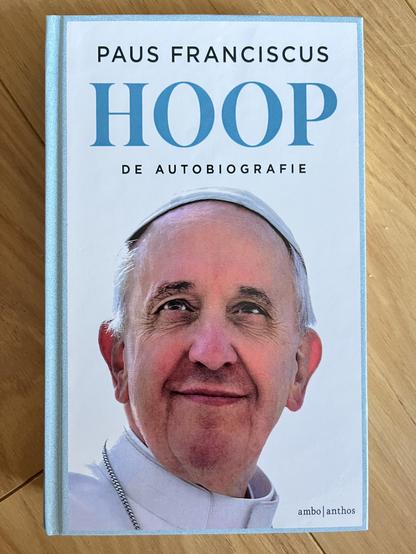 voorkant van het boek met foto van de paus