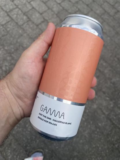 Ugens øl - The One fra Gamma Brewing - bliver holdt op over nogle fliser