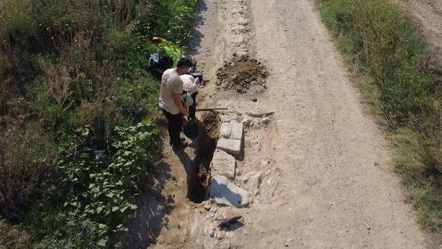 Un equip d'arqueòlegs fa una intervenció d'urgència al camí de Sant Pau, a Vilafranca del Penedès (3Cat)