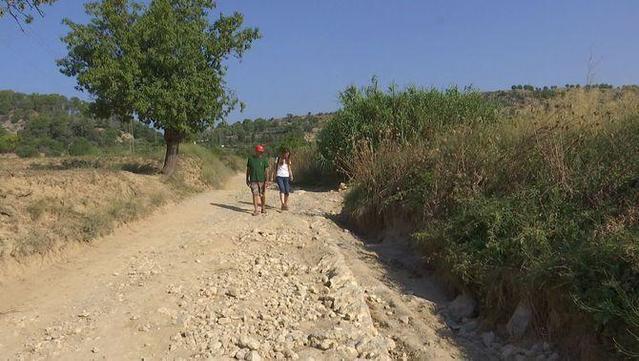 La Rosa Ferret i en Salvador Queraltó passejant pel camí on van trobar les restes arqueològiques (3Cat)