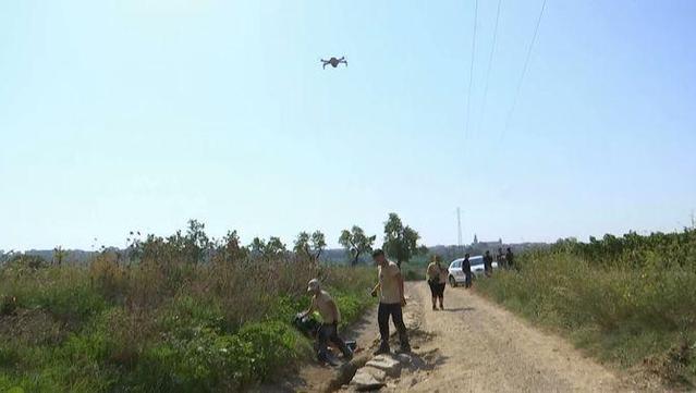 L'equip d'arqueòlegs també fa servir un dron per documentar el traçat del camí que investiguen (3Cat)