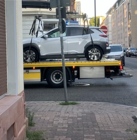 Das Auto steht auf einem Abschleppwagen