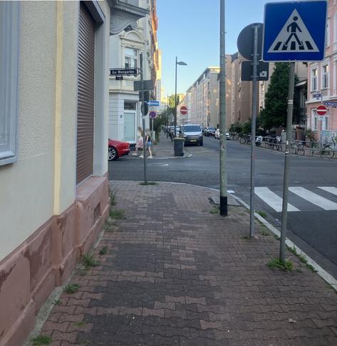 Der leere Kreuzungsbereich ohne Falschparker, dafür mit Menschen im Hintergrund