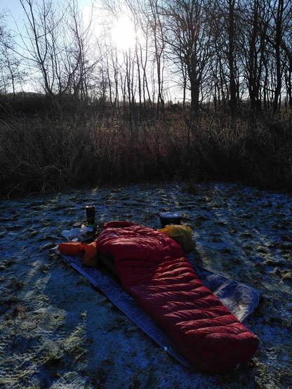 Ein roter Schlafsack im Frost
