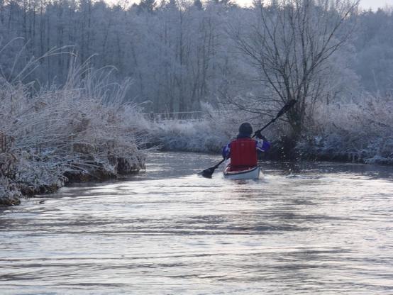 Ein Kajak auf einem kleinen Fluss.