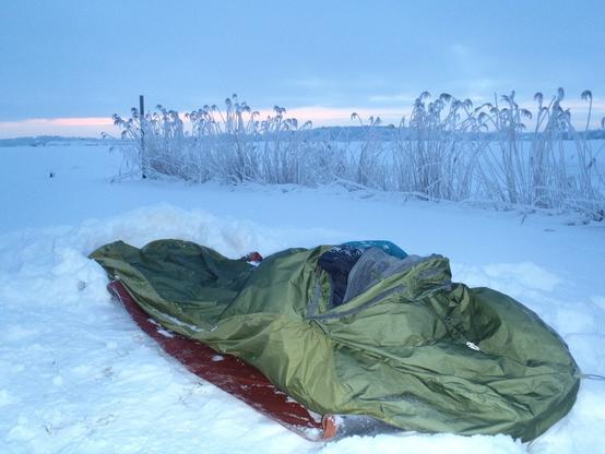 Ein Schlafsack im Schnee